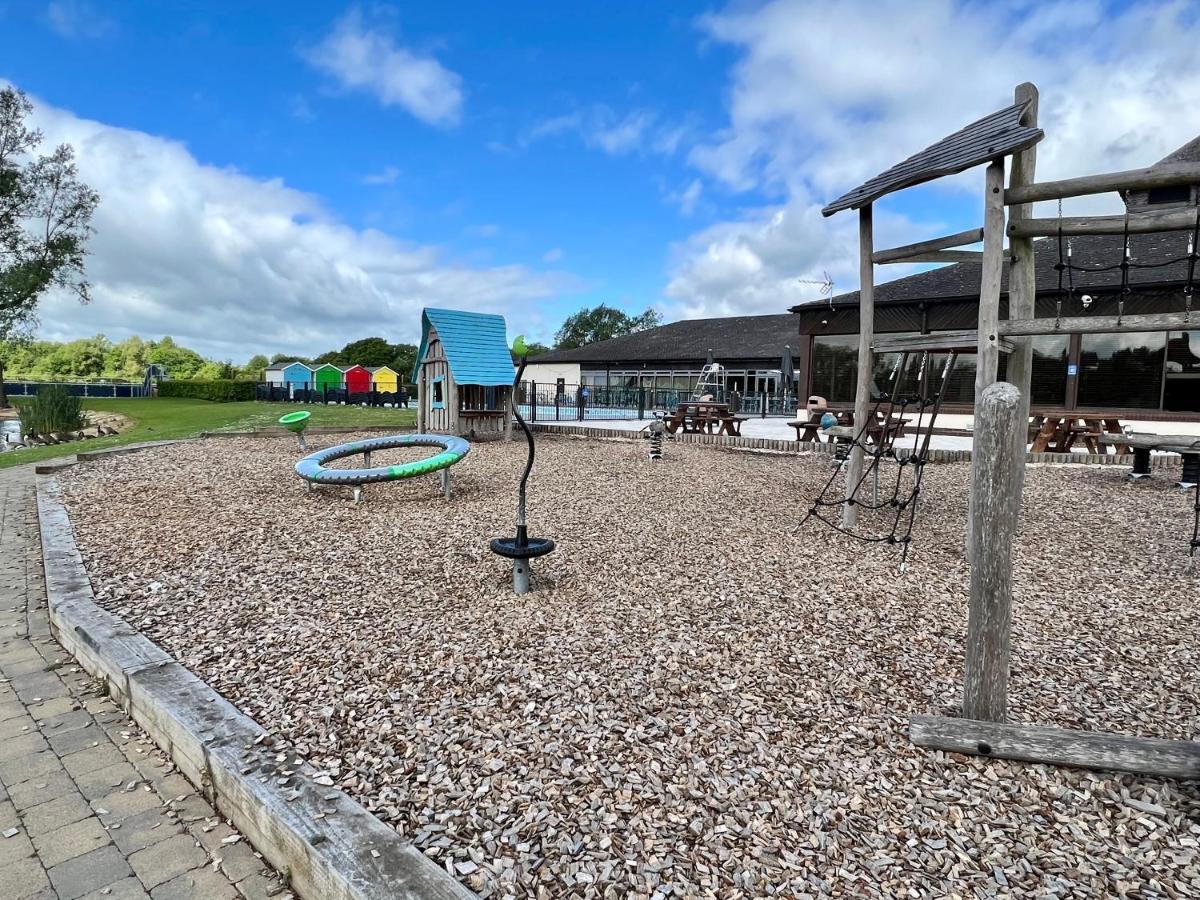 Paws Lodge, Hot Tub, Pet Friendly South Cerney Exterior foto